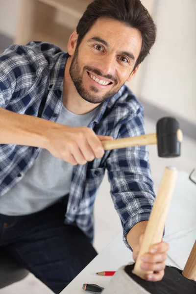 Άνθρωπος Που Κάνει Εργασίες Ανακαίνισης Στο Σπίτι — Φωτογραφία Αρχείου