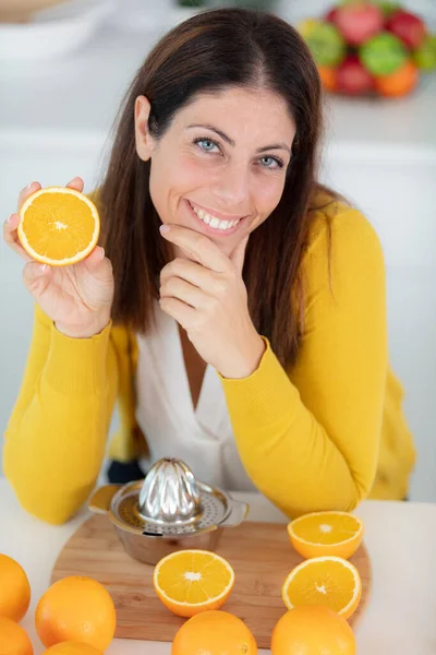 Vrouw Met Sinaasappelsap Glimlachend — Stockfoto