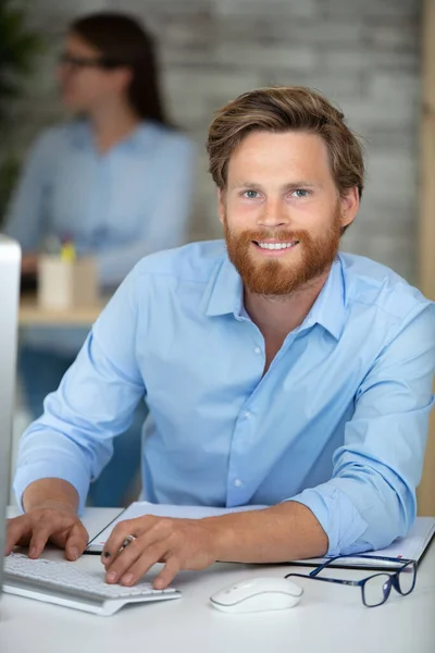 Portret Biznesmena Pracującego Komputerze Biurze — Zdjęcie stockowe