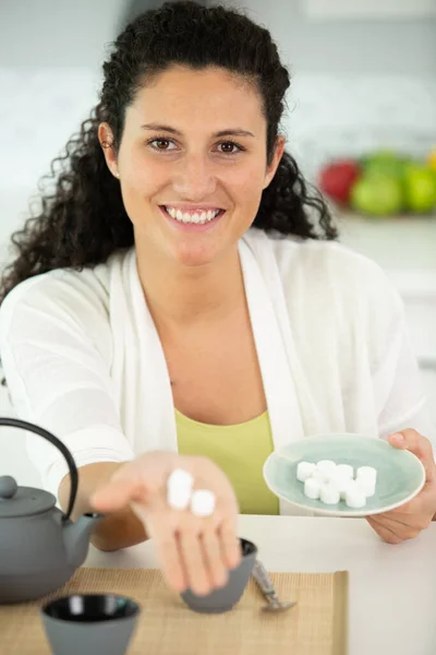 Mulher Feliz Segurando Cubo Açúcar Sua Mão — Fotografia de Stock
