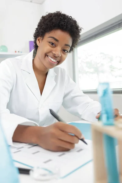 Estudante Medicina Feliz Tomar Notas Para Pesquisa — Fotografia de Stock