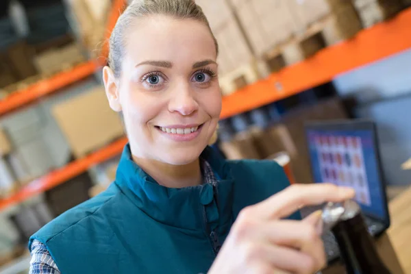 Kvinnlig Kvalitetskontrollarbetare Lageröppning Flaska — Stockfoto