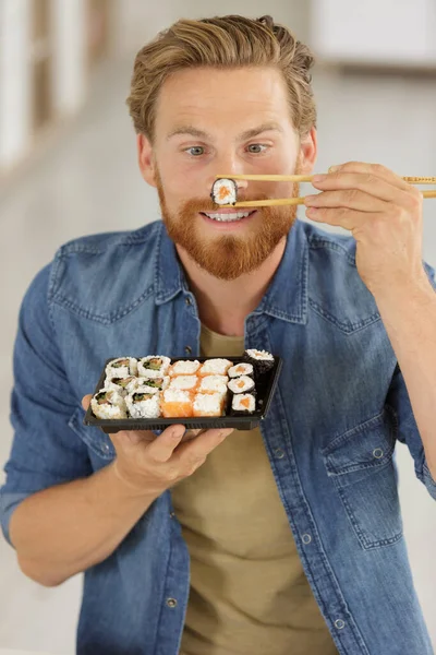 Šťastný Muž Sushi — Stock fotografie