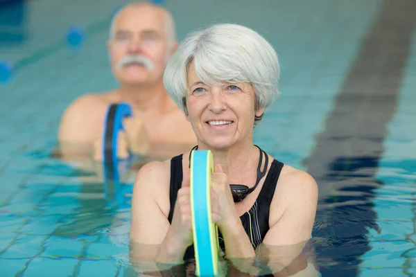 笑着做水上健身的老年妇女 — 图库照片