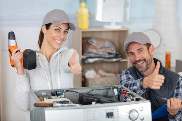 Frau Und Mann Reparieren Eine Waschmaschine — Stockfoto