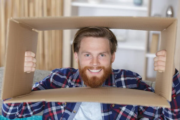 Gülümseyen Bir Adam Kutuları Açıyor Içine Bakıyor — Stok fotoğraf