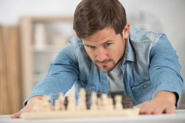 Молодой Человек Играет Шахматы — стоковое фото
