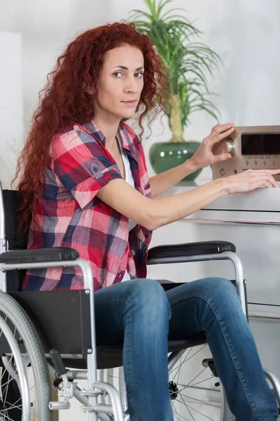 Mulher Sentada Cadeira Rodas Ouvindo Música — Fotografia de Stock