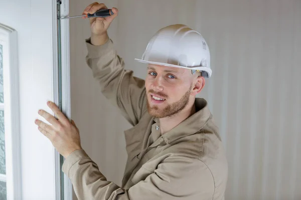 Ein Bauarbeiter Schraubt Ein Fenster — Stockfoto