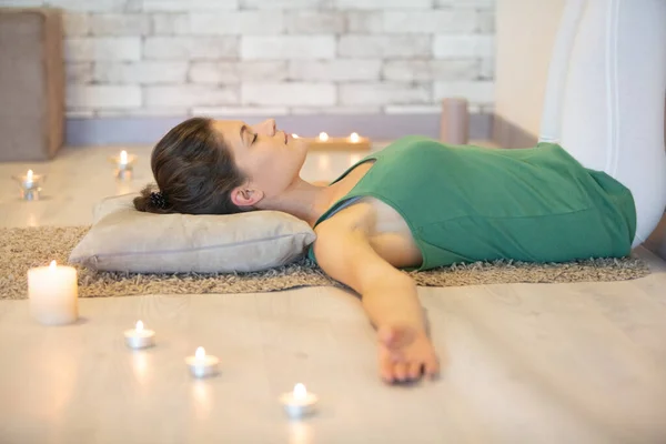 Joven Mujer Caucásica Haciendo Yoga Sofá Casa — Foto de Stock