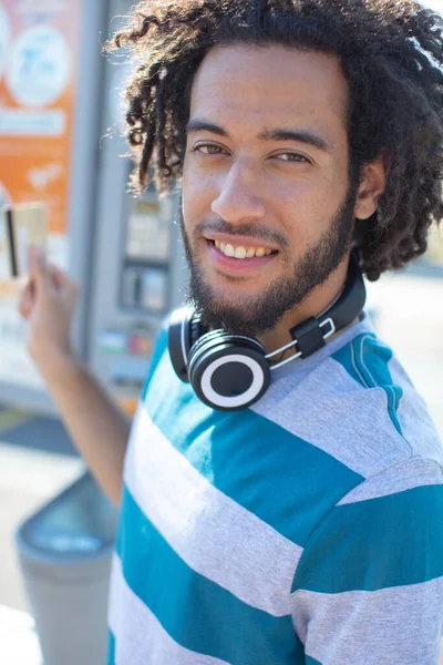 Yakışıklı Genç Adam Bisiklet Kiralamak Için Cep Telefonu Kullanıyor — Stok fotoğraf