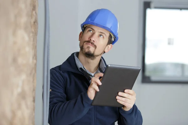 Construtor Com Tablet Digital Dentro Casa — Fotografia de Stock