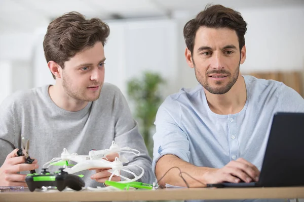 Two Men Getting Online Help Assemble Drone — Stock Photo, Image