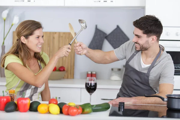 Couple Joyeux Amuser Dans Cuisine — Photo