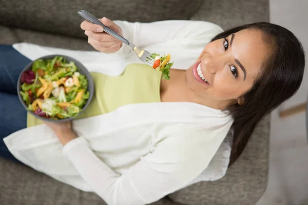 Mooie Vrouw Eten Een Pasta Salade — Stockfoto