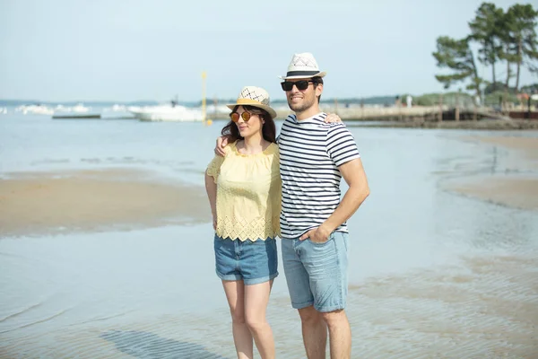Lyckligt Par Förälskade Avkopplande Nära Havet Stranden — Stockfoto