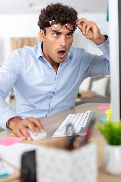Fiatal Csalódott Üzletember Dolgozik Office Desk — Stock Fotó