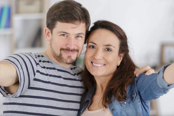 Gelukkig Middelbare Leeftijd Paar Het Nemen Van Selfie Foto — Stockfoto