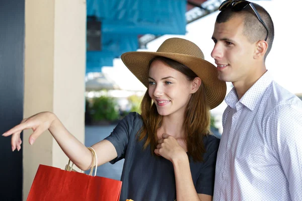 Young Smiling Couple Shopping Urban Street — Stock Photo, Image