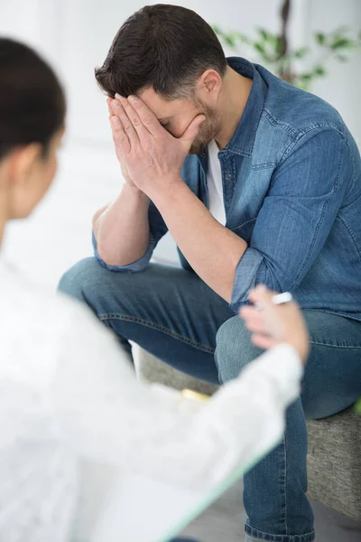 Hombre Con Depresión Llorando Durante Sesión Psicoterapia —  Fotos de Stock