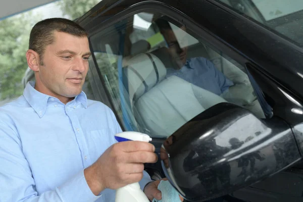 Jovem Homem Limpando Com Precisão Seus Carros Miror — Fotografia de Stock