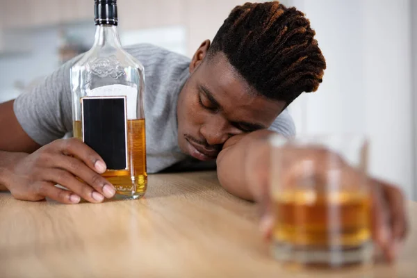 Man Med Glas Whisky Och Flaska Sover Bordet — Stockfoto