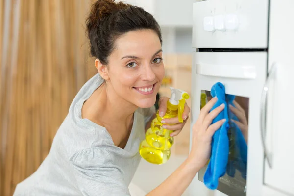 Ευτυχισμένη Γυναίκα Καθαρισμού Φούρνου Στο Σπίτι Κουζίνα — Φωτογραφία Αρχείου