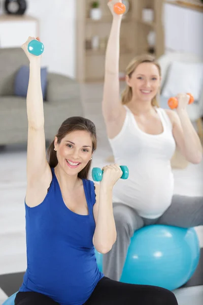 Gruppe Von Starken Schwangeren Yoga Posen — Stockfoto