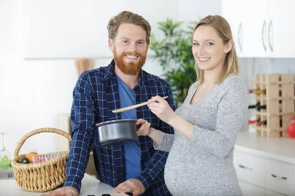Těhotná Pár Připravit Jídlo Kuchyni — Stock fotografie