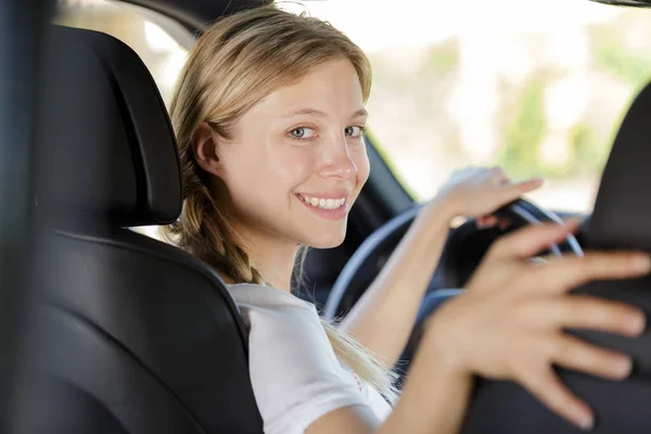 若い女性の車の運転 — ストック写真