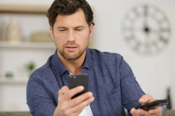 Gelukkig Man Chatten Met Vrienden Smartphone — Stockfoto