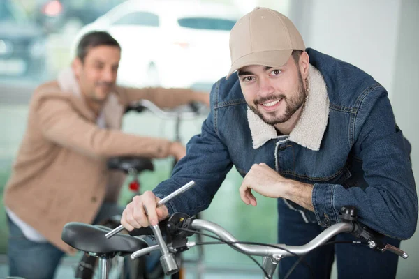 Homem Feliz Fixação Roda Bicicleta Loja — Fotografia de Stock