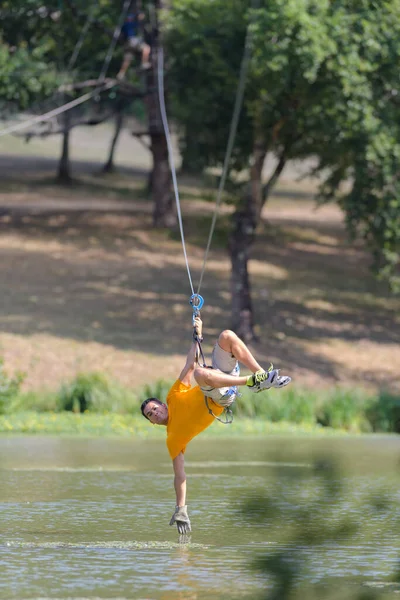 Человек Веревка Прыгает Веревкой Воде — стоковое фото