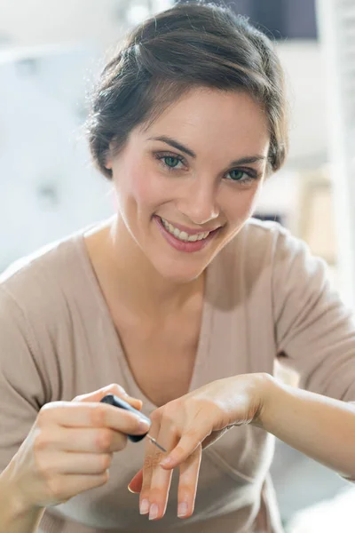Portrait Woman Doing Her Nails — Stock Photo, Image