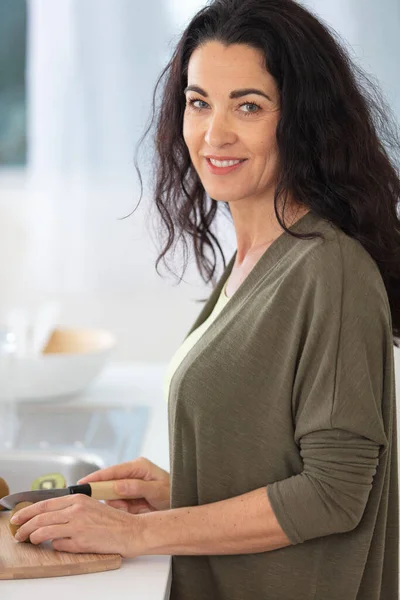 Bela Mulher Adulta Cozinhar Sua Cozinha — Fotografia de Stock