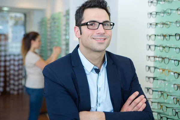 Homem Está Escolhendo Óculos Loja Óptica — Fotografia de Stock