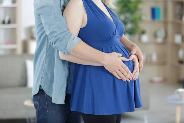Krásný Těhotný Pár Objímání Usmívání — Stock fotografie