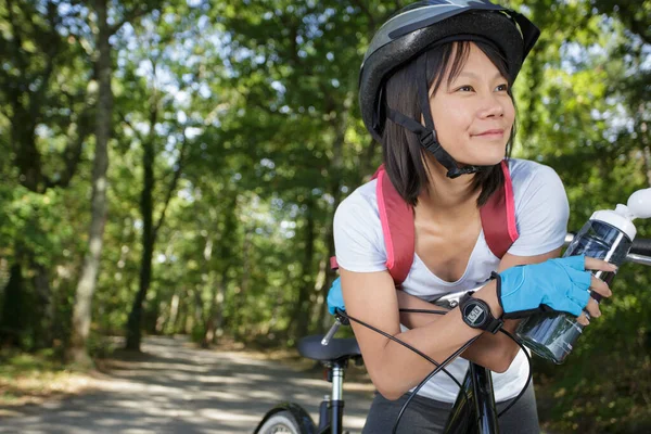 Chica Asiática Bicicleta Bosque —  Fotos de Stock