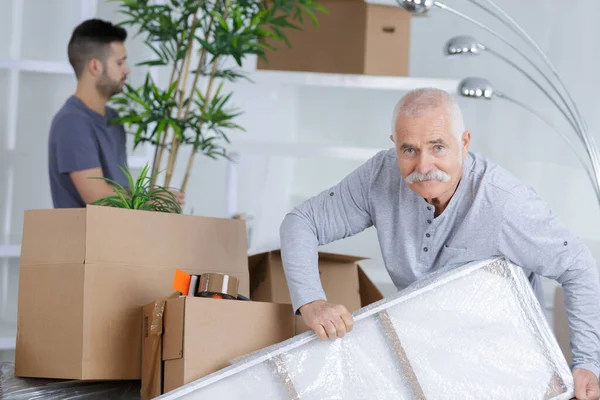 Portrait Elderly Man Preparing Belongings Move House — Stock Photo, Image