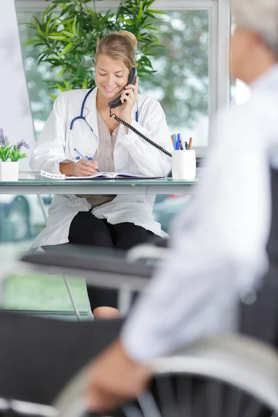 Genç Doktor Kadın Cep Telefonuyla Konuşuyor — Stok fotoğraf
