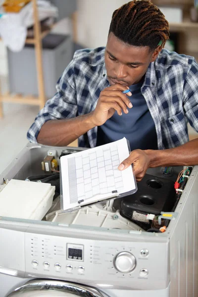 Male Engineer Making Quote Repair Washing Machine — Stock Photo, Image