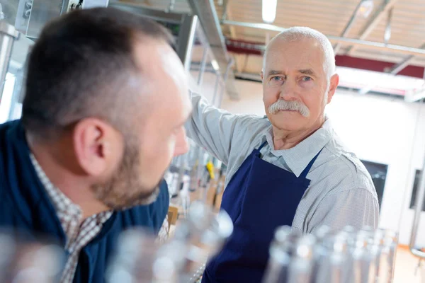 Senior Man Som Arbetar Bryggeriet — Stockfoto