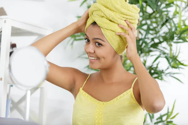 Kobieta Ręcznikiem Głowie — Zdjęcie stockowe