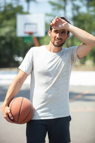 公園で汗をかくバスケットボール選手 — ストック写真