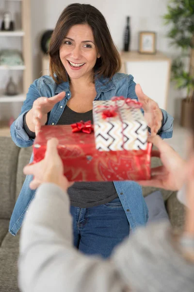 Frau Erhält Geschenk Und Frau — Stockfoto