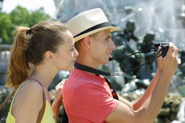 Young Couple Tourist Taking Picture Site — Stock Photo, Image