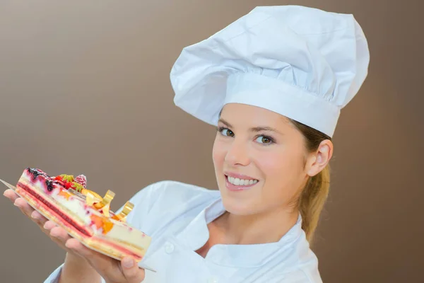 Chef Hält Obstkuchen Der Hand — Stockfoto