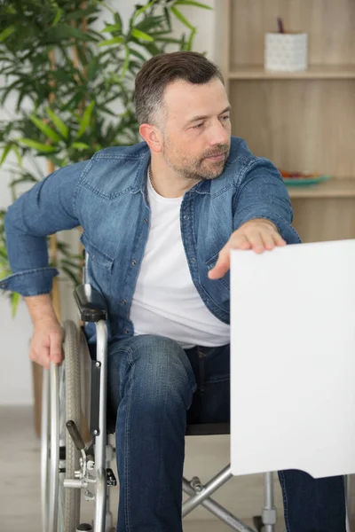 Мужчина Инвалидной Коляске Дома — стоковое фото