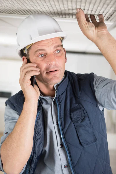 Homem Trabalhador Construção Falando Smartphone Telefone — Fotografia de Stock