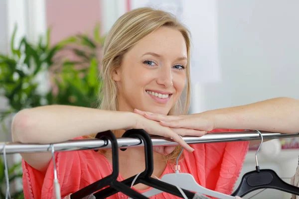 Tailor Smiling Leaning Clothing Rack — Stock Photo, Image